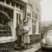Foto uit 1955 van echtpaar de Haan met Wiebe als baby, voor het pand Hogestraat 4