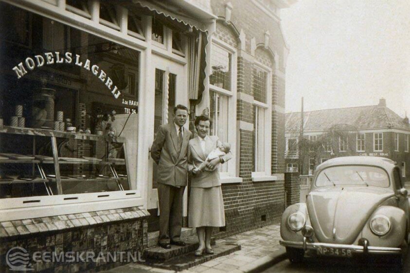 Foto uit 1955 van echtpaar de Haan met Wiebe als baby, voor het pand Hogestraat 4