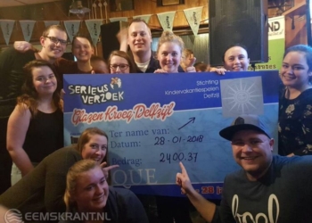 Foto: Het team van Stichting vakantiespelen Delfzijl met hun cheque