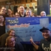 Foto: Het team van Stichting vakantiespelen Delfzijl met hun cheque