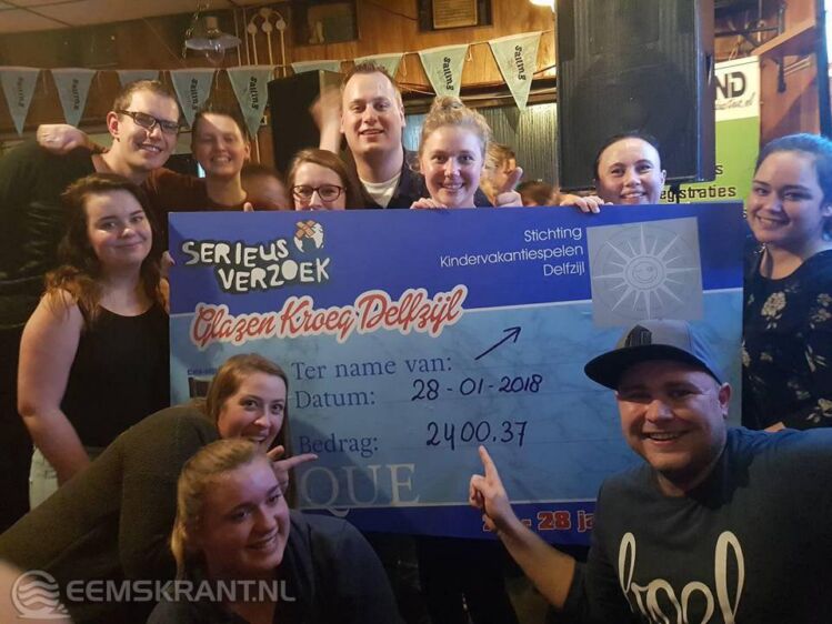 Foto: Het team van Stichting vakantiespelen Delfzijl met hun cheque