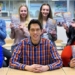 Bram Baptist (midden) tussen zijn leerlingen. Foto: Anouk Meijer