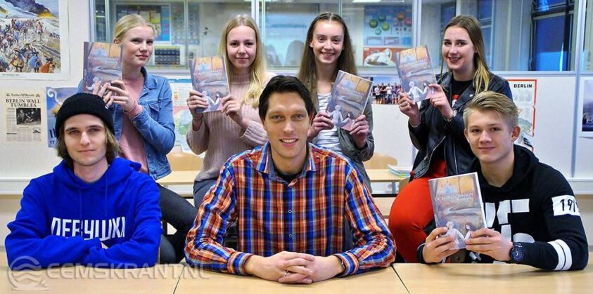 Bram Baptist (midden) tussen zijn leerlingen. Foto: Anouk Meijer