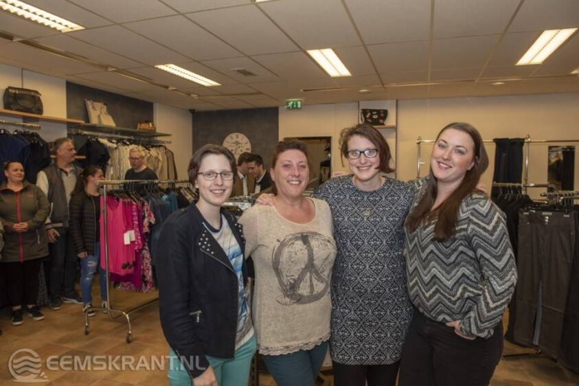 Foto: Ingrid Zonnebeld met haar dochters Samantha, Kimberley en Dominique