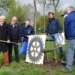 Bestuursleden Rotary planten samen met Jan Hylkema (linksvoor) de eerste boom