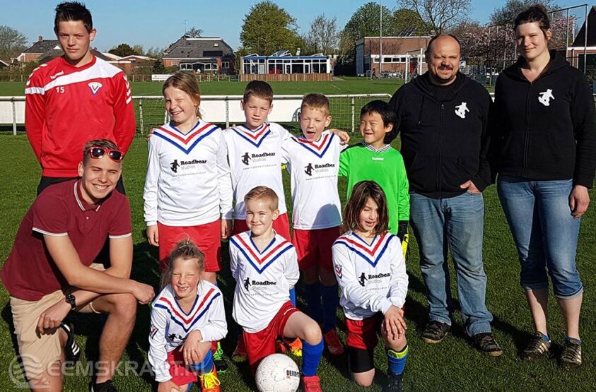 Op de foto de jeugdleiders Kevin en Chris en in het midden de pupillen van Corenos JO9, rechts René Diekstra en Vita van der Lijke, eigenaren van Roadbear Studios