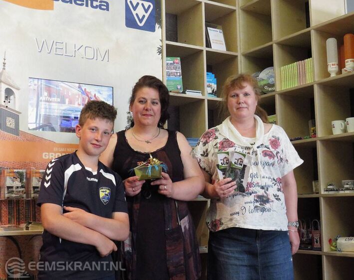 De prijswinnaars Anja Oldenburger (rechts) en Thea Roggeveld (met zoon)