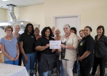Tweedehandskledingzaak de Kans in Appingedam doneert doneert 500 euro aan Mothers United