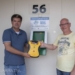 Op de foto overhandigd dhr. Chris Bossina van Defibtech B.V. uit Roden de AED aan initiatiefnemer Tjarko Boomgaarden
