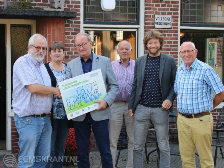 V.l.n.r. voorzitter Abel Nieveen, penningmeester Els Zijlstra, wethouder IJzebrand Rijzebol, bestuurslid Wim Ritzema, Michiel Mulder van de Milieu Federatie Groningen en secretaris Siep Bos. Eigen foto