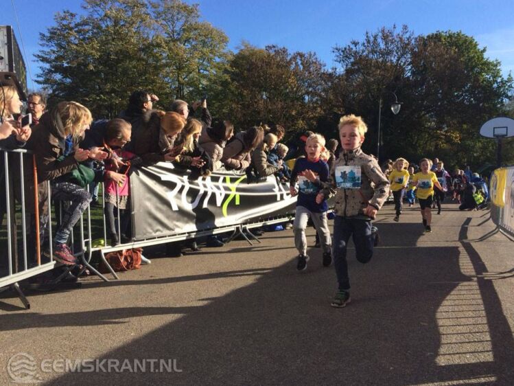 Foto kinderen in actie tijdens de plantsoenloop