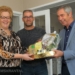 Wethouder Menne van Dijk deelt verrassingsmand uit aan pleeggezin familie Dwarshuis in Bedum (foto: Herman Spier)
