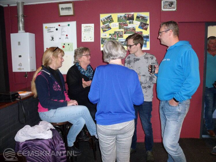 Initiatiefnemers vertellen raadsleden in Termunten hoe zij samenwerken en elkaar opzoeken om hun dorpshuis te realiseren