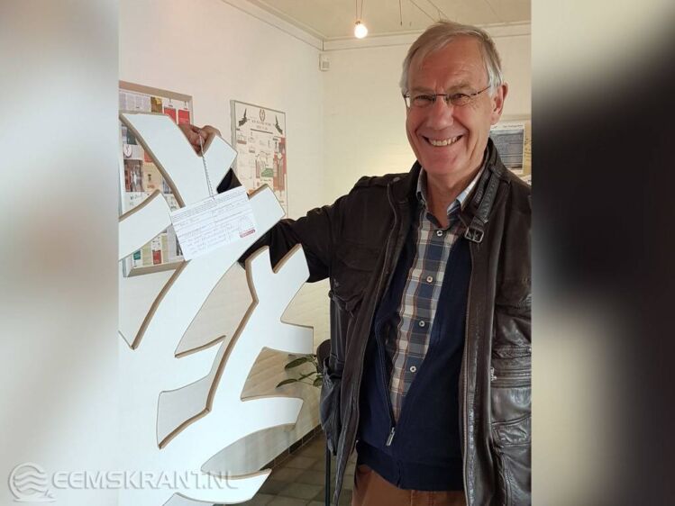 Adrie Bruin, voorzitter van de cliëntenraad van Beter Thuis Wonen Thuiszorg, hangt symbolisch de eerste wens in de wensboom.