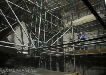 De kerk is volgebouwd met steigers. Foto: Jelte Oosterhuis