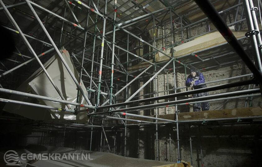 De kerk is volgebouwd met steigers. Foto: Jelte Oosterhuis