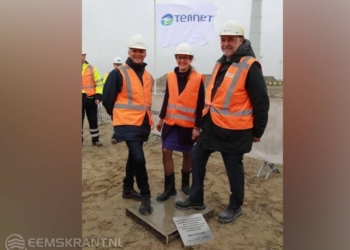 Gedeputeerde Nienke Homan geeft het startsein voor de bouw van het nieuwe hoogspanningsstation Eemshaven Midden van TenneT (Foto Koos Boertjens)