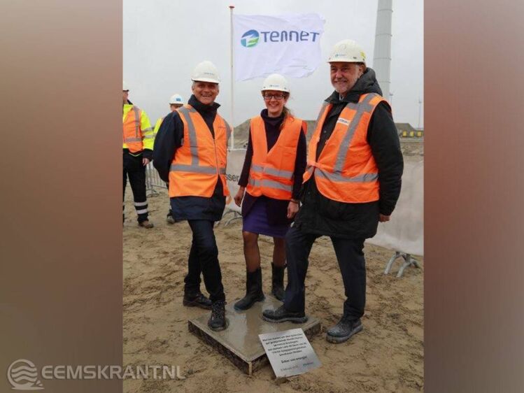 Gedeputeerde Nienke Homan geeft het startsein voor de bouw van het nieuwe hoogspanningsstation Eemshaven Midden van TenneT (Foto Koos Boertjens)
