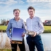 Foto door: Corné Sparidaens - op de foto: Jan-Joris van Dijk (rechts) en Henk Gijzen met wat cellutex-materiaal.