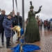 NS-regiodirecteurr Joost van der Bijl, wethouder IJzebrand Rijzebol, Janny Bolhuis, gedeputeerde Fleur Gräper-van Koolwijk en Reinier Doornbos onthullen één van de vijf braillepalen bij het nieuwe busstation.