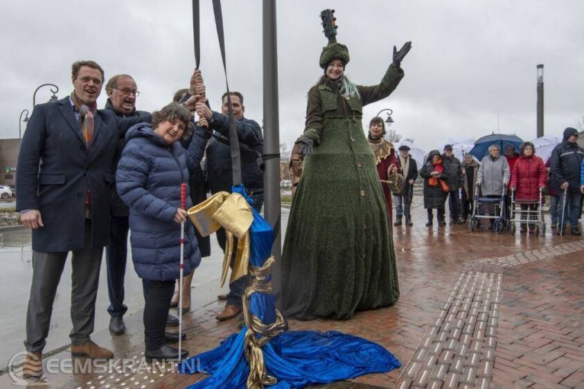 NS-regiodirecteurr Joost van der Bijl, wethouder IJzebrand Rijzebol, Janny Bolhuis, gedeputeerde Fleur Gräper-van Koolwijk en Reinier Doornbos onthullen één van de vijf braillepalen bij het nieuwe busstation.