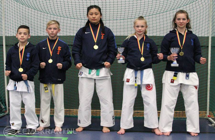 Nela Kostalova rechts op de foto