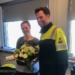 Sharon Oosterhuis kreeg van CEO Chris McNamee een bos bloemen en een mini-aluminium plak overhandigd.