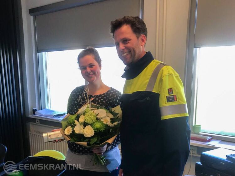 Sharon Oosterhuis kreeg van CEO Chris McNamee een bos bloemen en een mini-aluminium plak overhandigd.