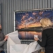 Wethouder Annalies Usmany onthult samen met fotograaf Arjan Batjes een foto