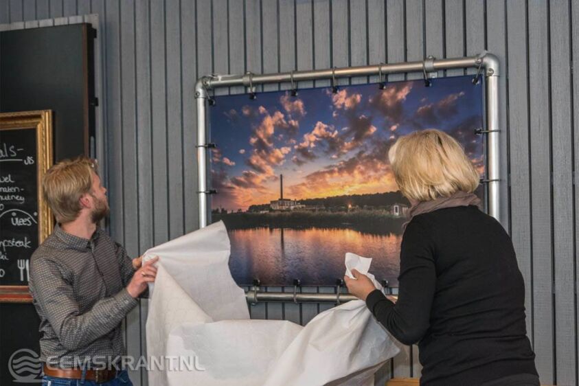 Wethouder Annalies Usmany onthult samen met fotograaf Arjan Batjes een foto