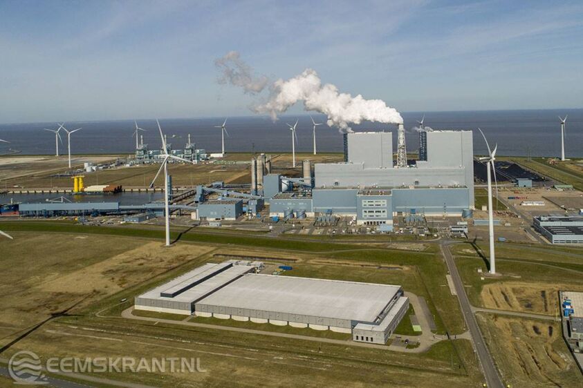 Op de voorgrond het  overgenomen datacenter  in de Eemshaven