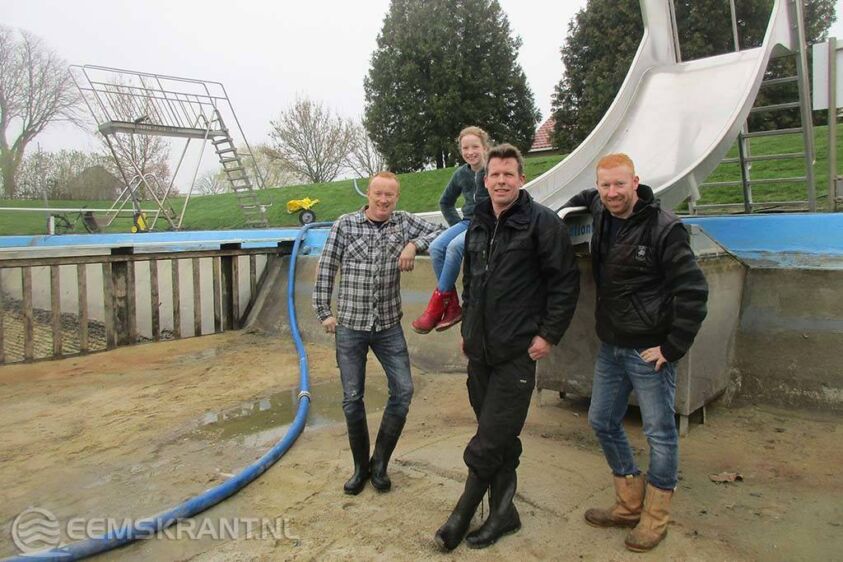 Gert-Jan Flikkema, Nora, Klaas Jan Bolhuis en Erwin Flikkema in het lege KP Zijlbad in Loppersum