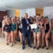 Teamlid Jan Kuiper overhandigt de cheque aan Anneke van Campenhout