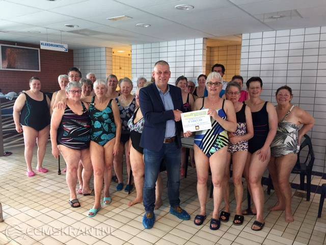 Teamlid Jan Kuiper overhandigt de cheque aan Anneke van Campenhout