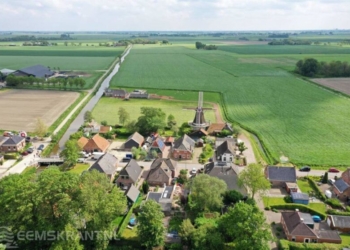 Foto: luchtfoto van het dorp Westerwijtwerd