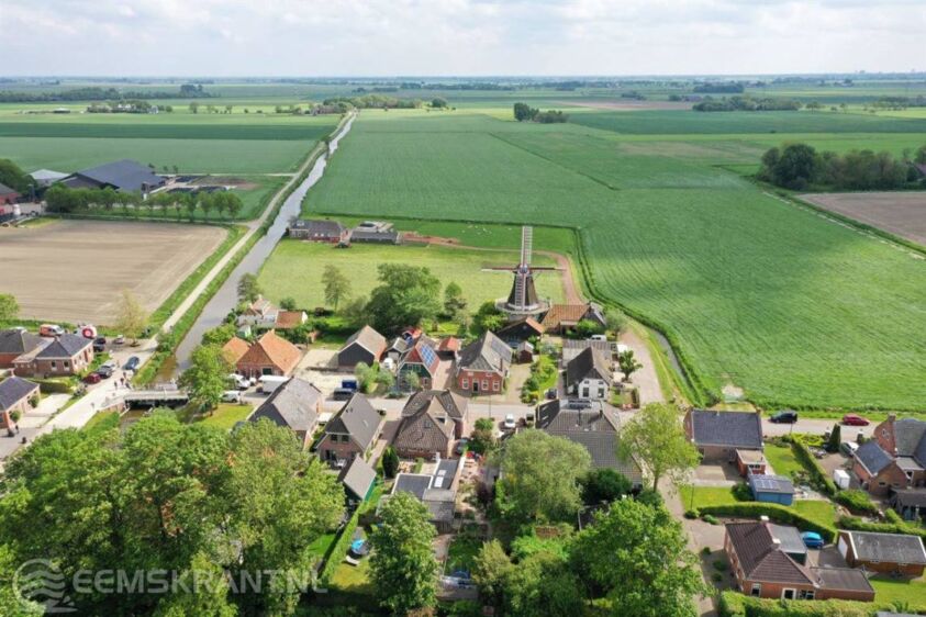 Foto: luchtfoto van het dorp Westerwijtwerd