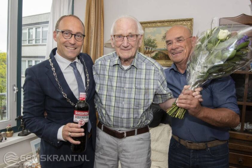 Jan Schanssema tussen de burgemeester en zijn zoon
