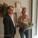 Burgemeester Gerard Beukema en Ester Rika Oegema bij het kunstwerk 'Heilige Huisjes'