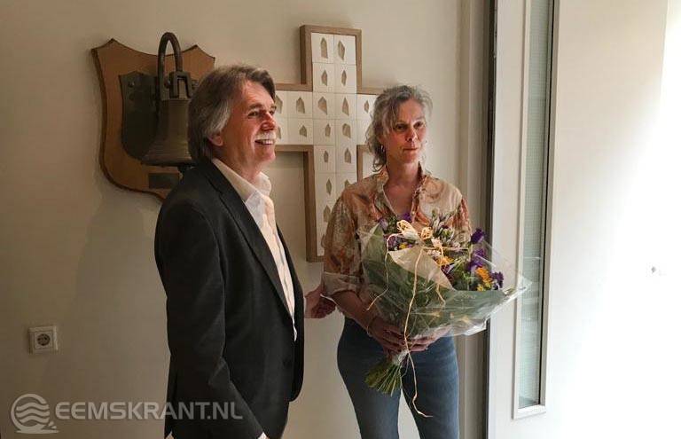 Burgemeester Gerard Beukema en Ester Rika Oegema bij het kunstwerk 'Heilige Huisjes'