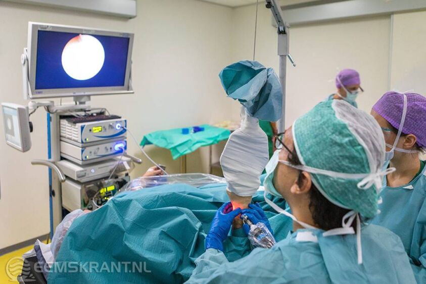 Op de foto wordt een kijkoperatie aan de pols uitgevoerd
