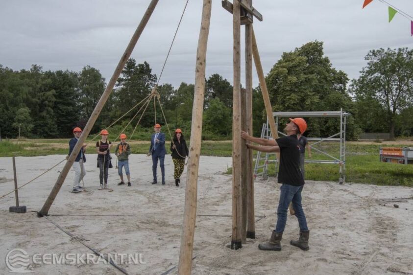 Van links naar rechts: Schooldirecteur Arjan van der Kooi, Leerling Nouk Schuller, Leerling Redmer Bulthuis, Wethouder Jan Menninga en directeur-bestuurder Lenie van der Werf van Kids2b slaan de eerste paal in de grond.