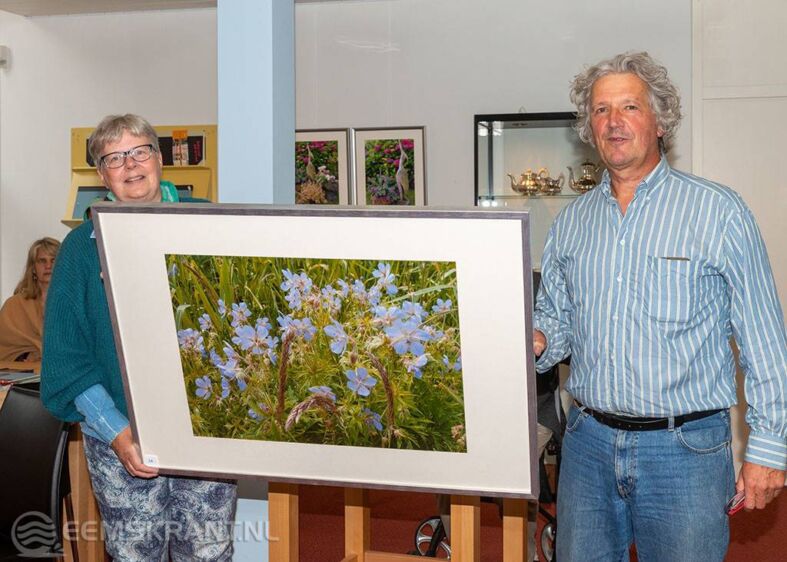): Juryvoorzitter Theo Leijdekkers met de maker van de winnende foto, Trinie Plas Foto: Jasper de Vries