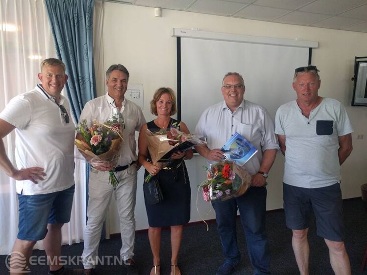 op de foto (v.l.n.r.): Rudi Rondhuis (voorzitter), Dhr. Rozema (Amasus), Mevr. Steenbergen (Jumbo), Dhr. Ridder (Flexion) en Gerrie de Groot (BC DVC). Niet op de foto: Bouwbedrijf Kooi.