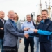 Directeur René Bultje overhandigt de iPad met de app voor de kadebezetting aan Henk Zwetsloot van Groningen Seaports. Van links naar rechts op de foto: Michel Zwiers en Henk Zwetsloot (Groningen Seaports), Mentha de Vries (ID3AS, Hanzehogeschool Groningen), Gert Maneschijn (ICTCI), Joke Bruining (ID3AS, Hanzehogeschool Groningen) en René Bultje (ICTCI). Foto: Groningen Seaports