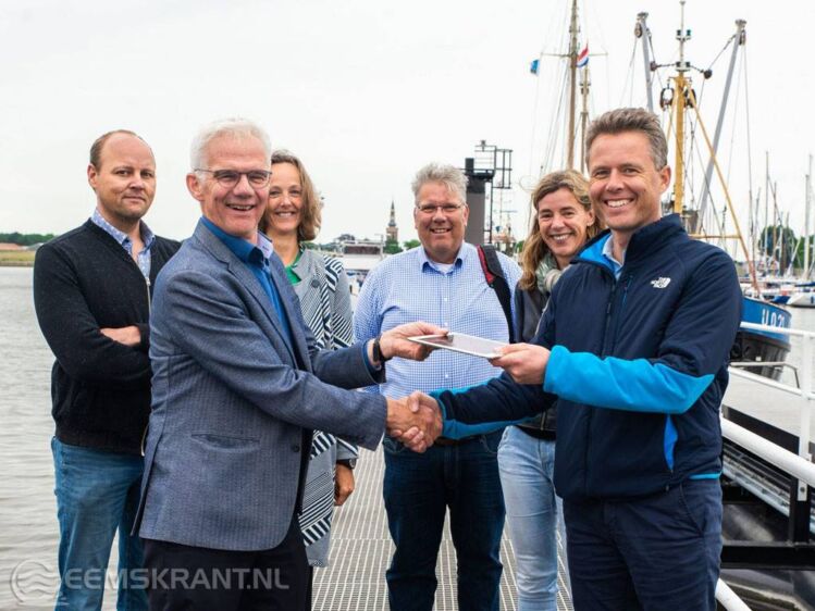 Directeur René Bultje overhandigt de iPad met de app voor de kadebezetting aan Henk Zwetsloot van Groningen Seaports. Van links naar rechts op de foto: Michel Zwiers en Henk Zwetsloot (Groningen Seaports), Mentha de Vries (ID3AS, Hanzehogeschool Groningen), Gert Maneschijn (ICTCI), Joke Bruining (ID3AS, Hanzehogeschool Groningen) en René Bultje (ICTCI). Foto: Groningen Seaports