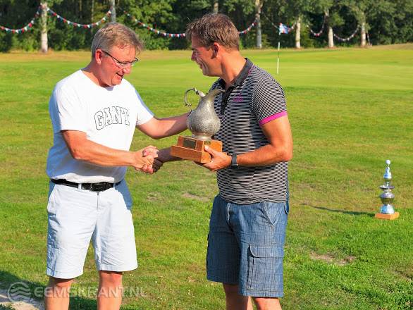 Clubvoorzitter Marten Schmidt overhandigt de Cup aan captain Robert Sluijs