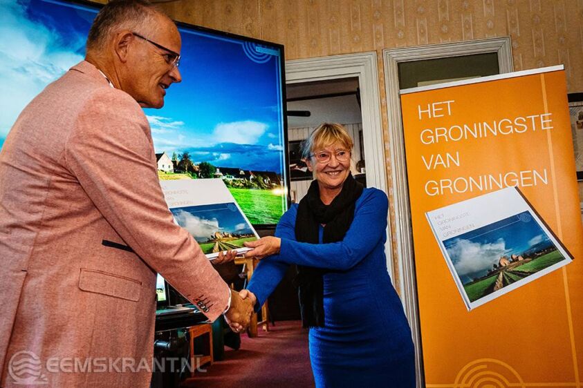 Foto: Stephan Keereweer. ‘Emme Groot van Economic Board Groningen overhandigt het eerste Groningste van Groningen boek aan Sietske Faber van de Provincie Groningen.’