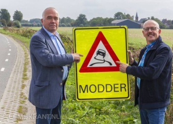 Op de foto (v.l.n.r.): wethouder Rudi Slager (gemeente Loppersum) en vice-voorzitter Klarense Feitsma (LTO Fivelingo)