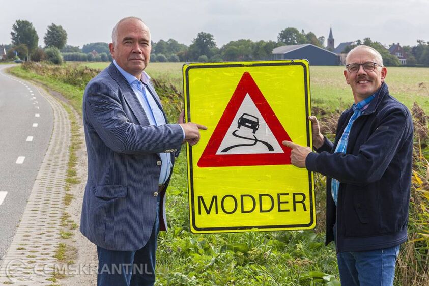 Op de foto (v.l.n.r.): wethouder Rudi Slager (gemeente Loppersum) en vice-voorzitter Klarense Feitsma (LTO Fivelingo)