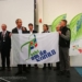 Wethouder Hans Ronde (links) neemt de vlag in ontvangst. Foto gemeente Veendam.